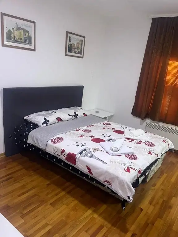 Udoban francuski ležaj sa kvalitetnim posteljinama u apartmanu Anka
