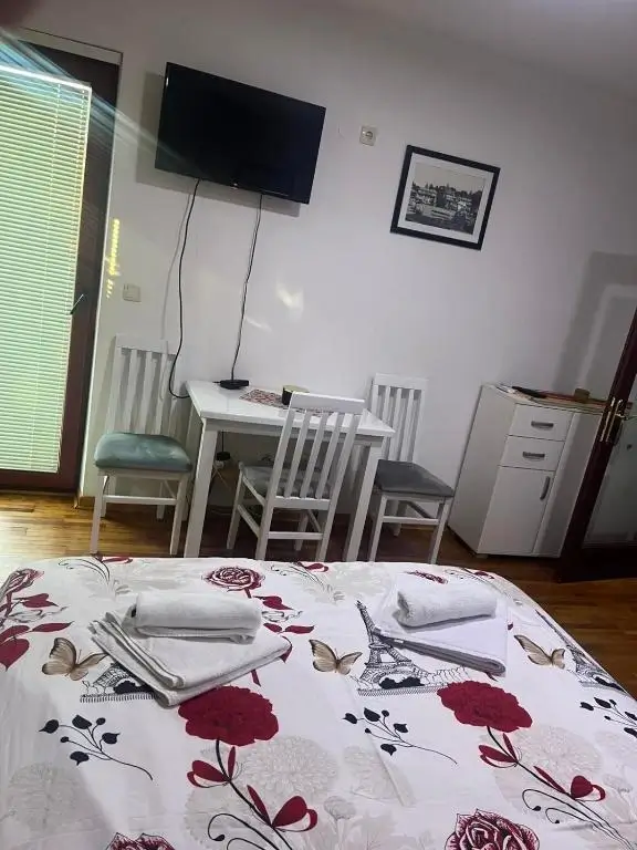 Francuski ležaj apartmana Natura sa pogledom prema trpezarijskom stolu i televizoru