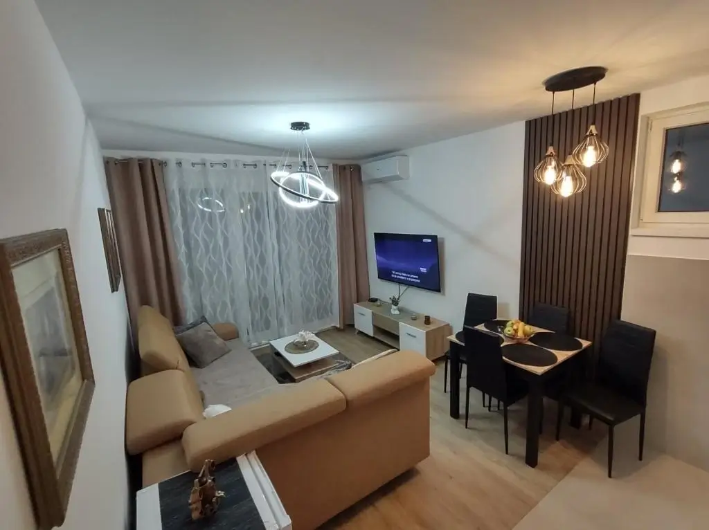 Apartman Jeca - Svetla dnevna soba sa sedećom garniturom u apartmanu Jeca, Vrnjačka Banja - Apartmani Vrnjačka Banja