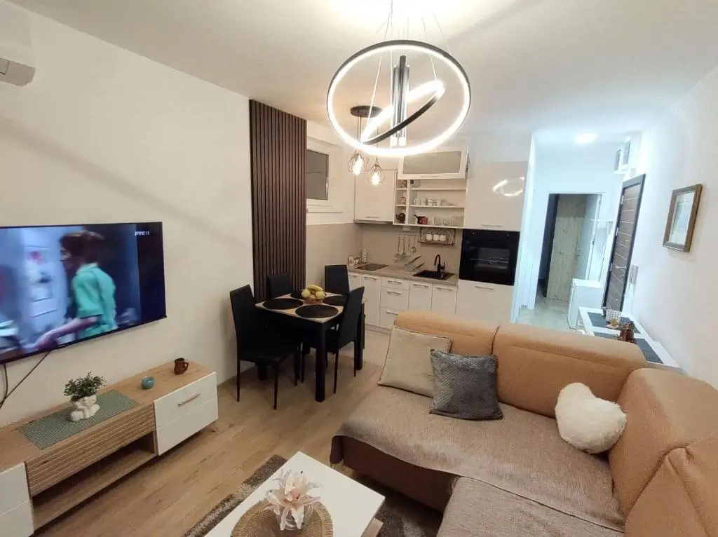 Otvoreni prostor dnevne sobe sa trpezarijom i kuhinjom apartmana Jeca