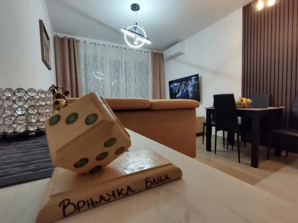 Prostrana dnevna soba apartmana Jeca sa pogledom iz hodnika