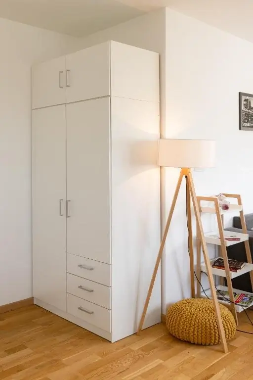 Prostorni plakar i moderna podna lampa u apartmanu Natura