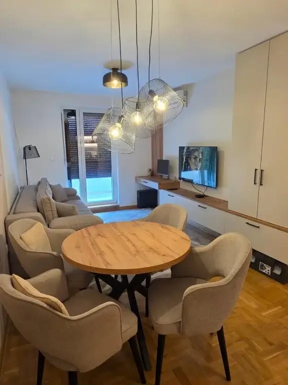 Dnevni boravak iz drugog ugla kuhinje apartmana Shanti Stay u Vrnjačkoj Banji