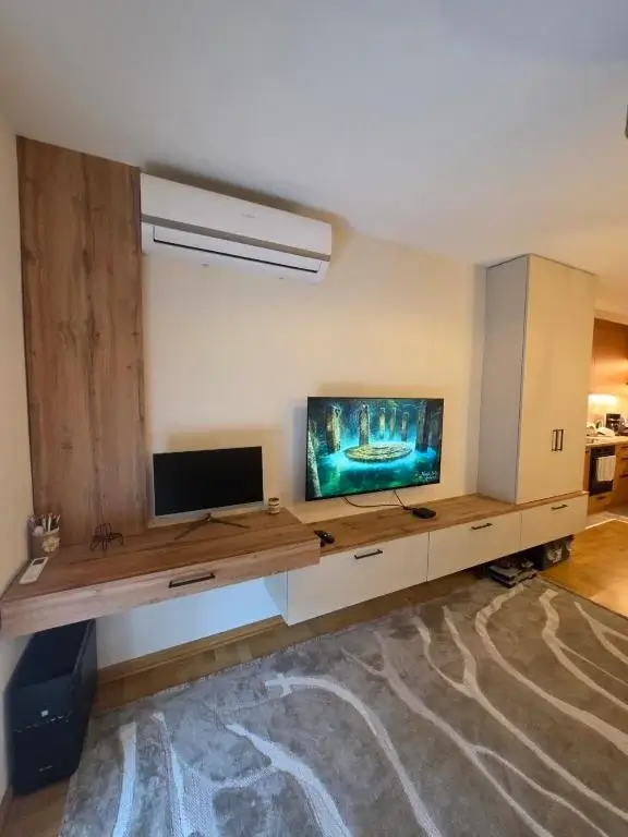 Dnevni boravak sa radnim stolom i televizorom apartmana Shanti Stay u Vrnjačkoj Banji