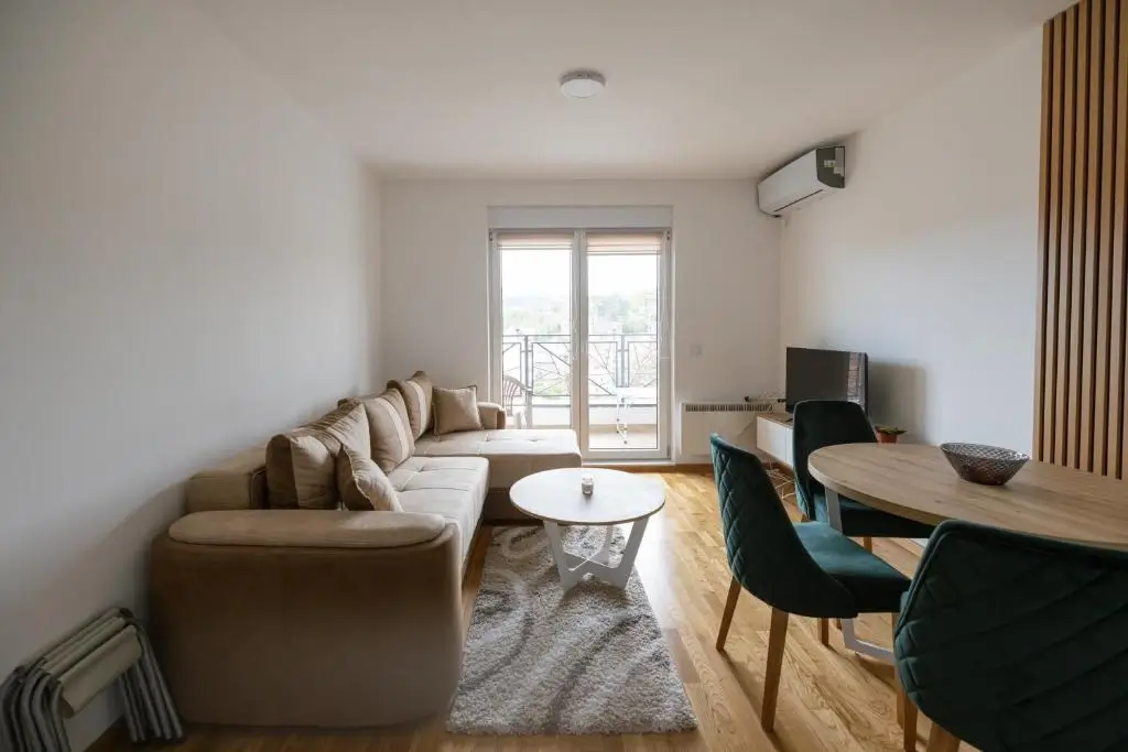 Dnevna soba apartmana Stefan sa izlazom na prostraну terasu