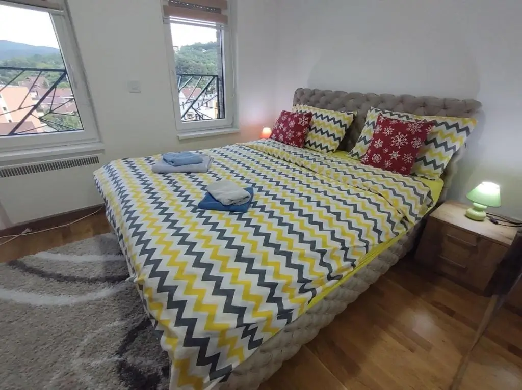 Svetla spavaća soba sa bračnim krevetom u apartmanu Stefan