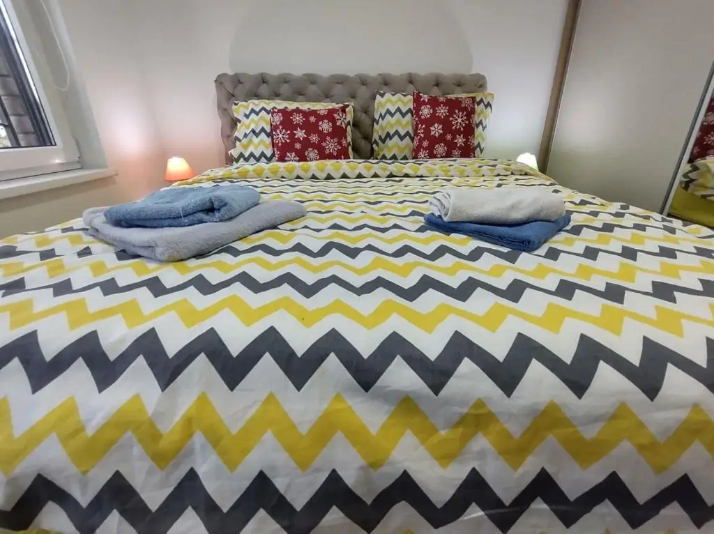 Komforan bračni krevet u spavaćoj sobi apartmana Stefan