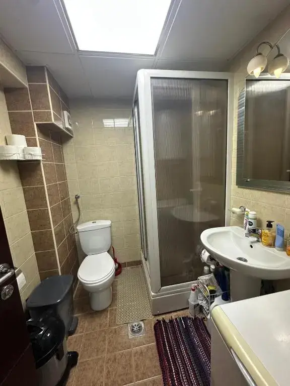 Moderno kupatilo sa tuš kabinom u apartmanu Stefan