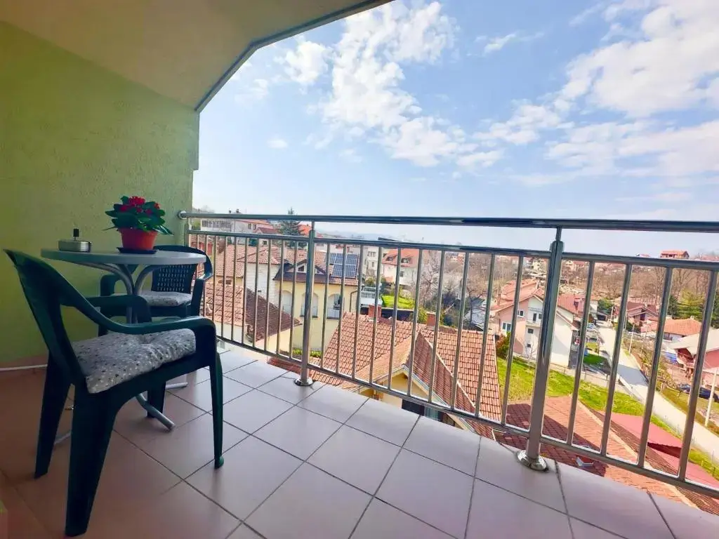 Opremljena terasa apartmana Stefan sa stolicama za opuštanje i pogledom na Vrnjačku Banju