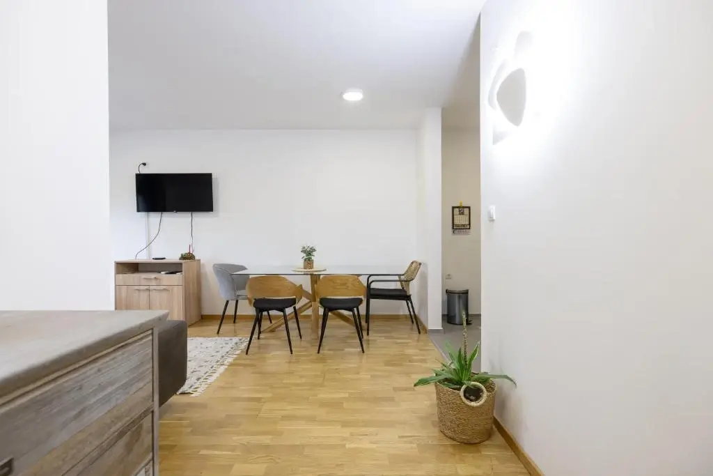 Dnevna soba apartmana Zvonko sa pogledom na trpezariju i hodnik